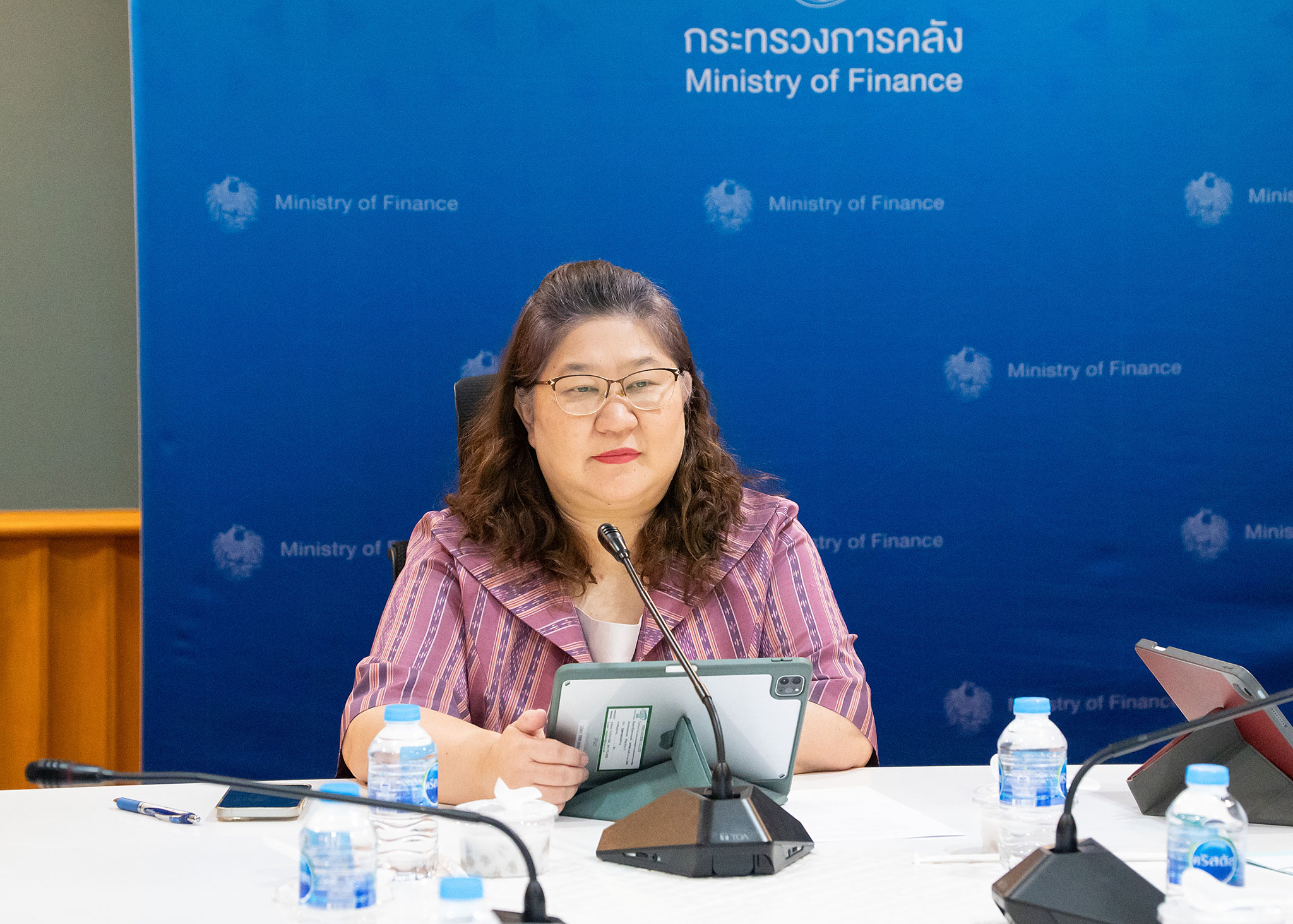 นางสาวสภัทร์พร ธรรมาภรณ์พิลาศ ที่ปรึกษาด้านเศรษฐกิจการเงิน สำนักงานเศรษฐกิจการคลัง เป...