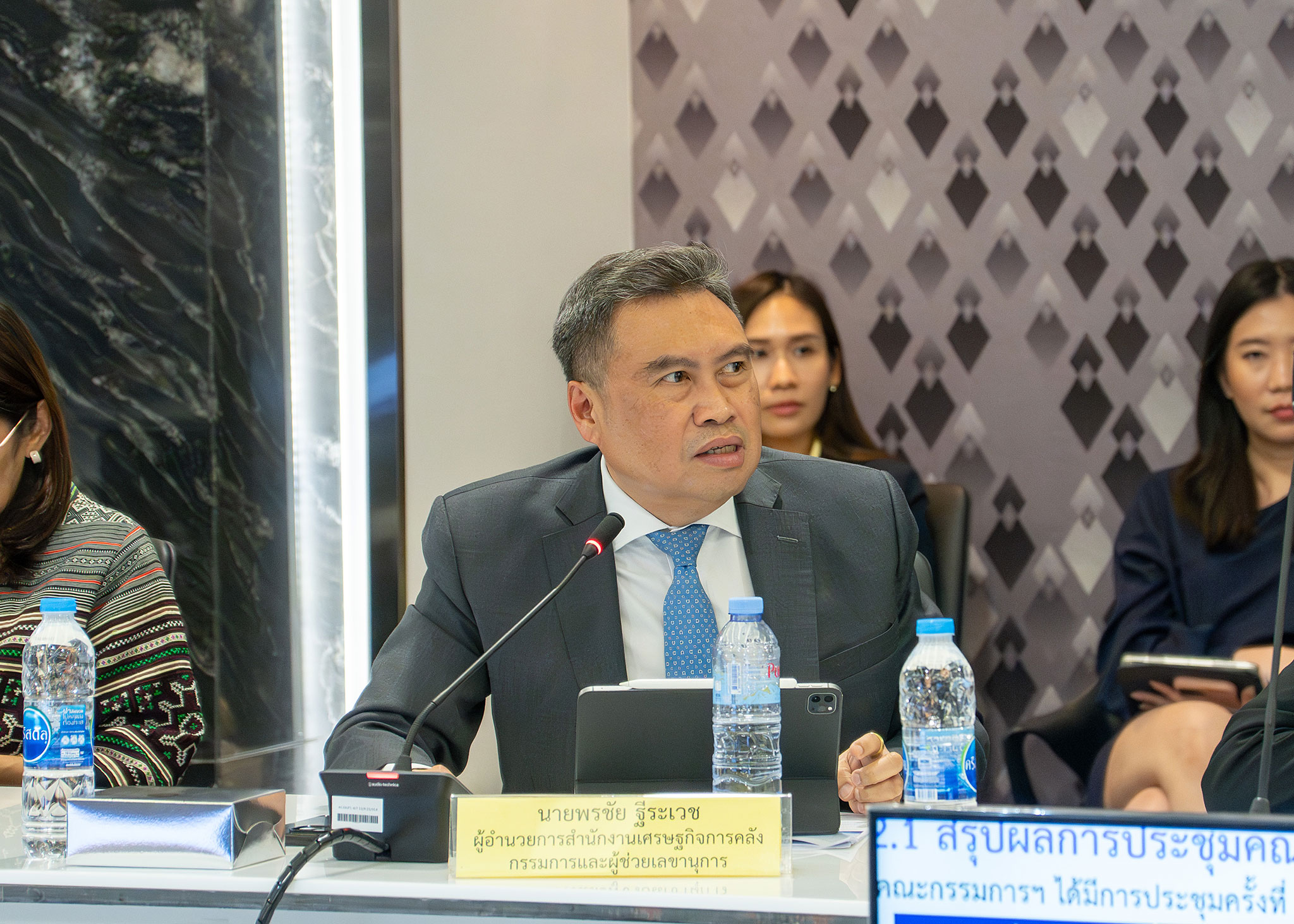 นายพรชัย ฐีระเวช ผู้อำนวยการสำนักงานเศรษฐกิจการคลัง เข้าร่วมการประชุมคณะกรรมการกล...