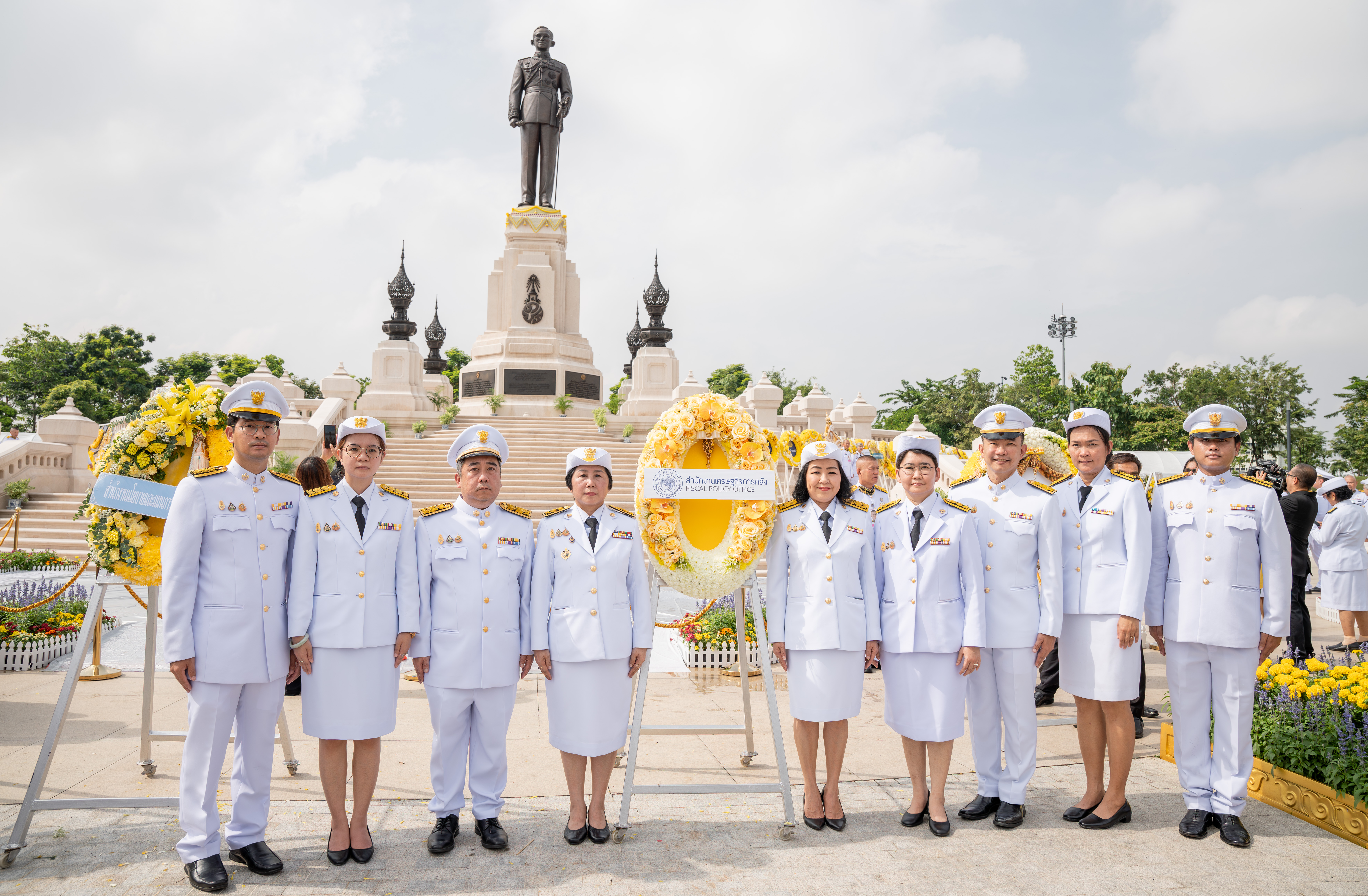 นางสาวสุมาลี สถิตชัยเจริญ รองผู้อำนวยการสำนักงานเศรษฐกิจการคลัง และข้าราชการสำน...