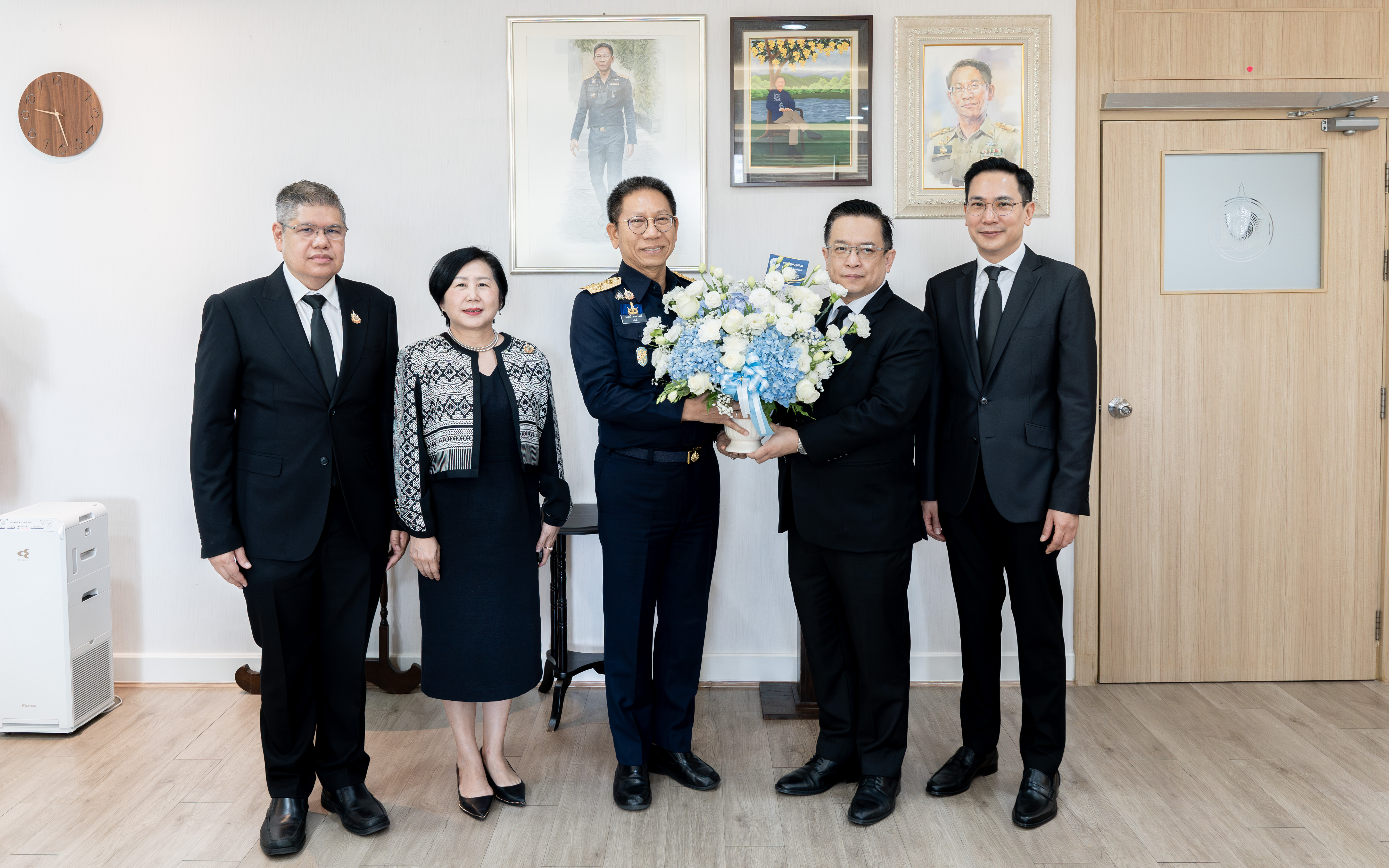 สำนักงานเศรษฐกิจการคลัง ร่วมแสดงความยินดีกับ นายอัครุตม์ สนธยานนท์ เนื่องในโอกาสเข้าร...