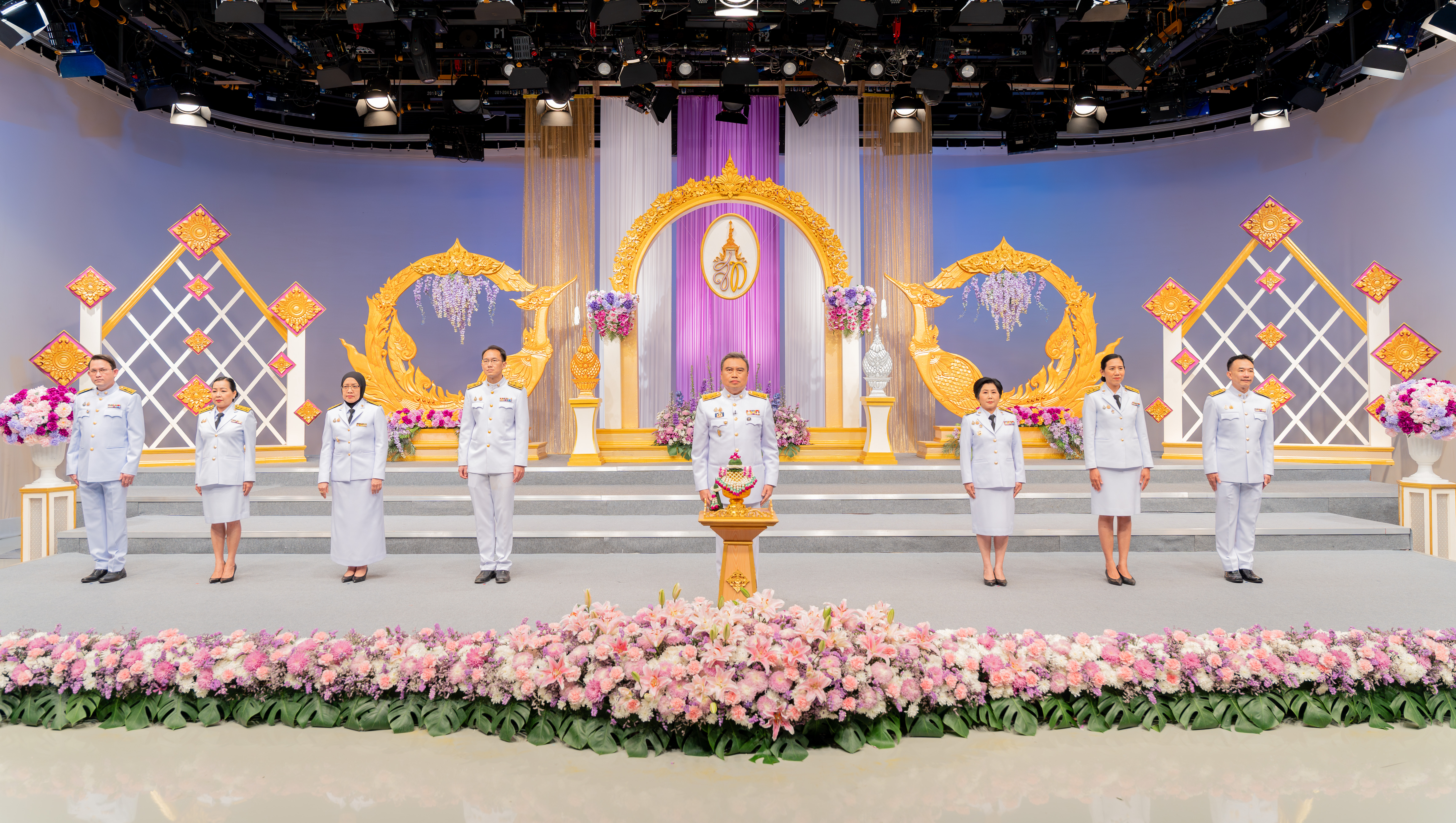 นายพรชัย ฐีระเวช ผู้อำนวยการสำนักงานเศรษฐกิจการคลัง พร้อมด้วยคณะผู้บริหาร ข้าราชการ สำน...