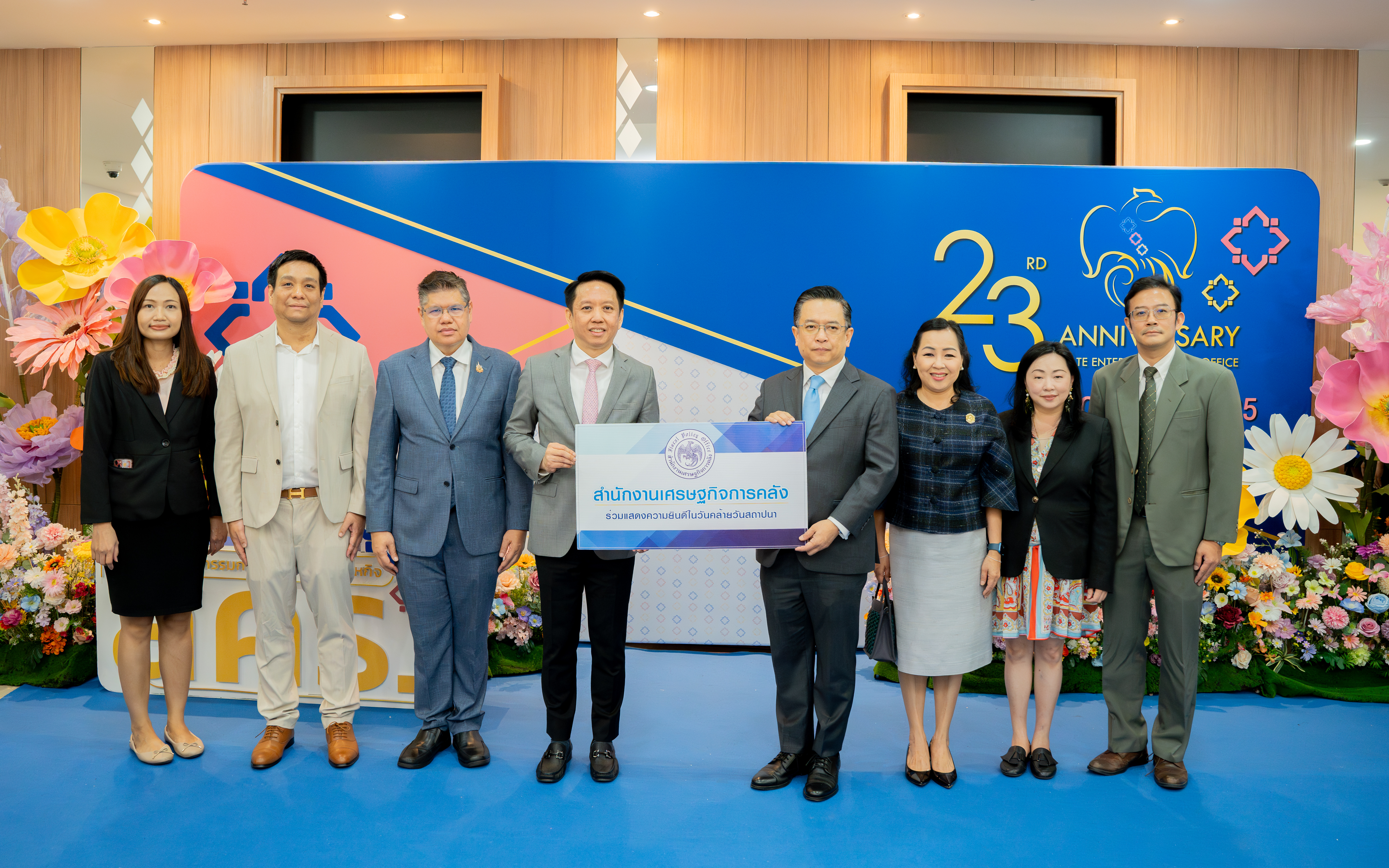นายวินิจ วิเศษสุวรรณภูมิ ผู้อำนวยการสำนักงานเศรษฐกิจการคลัง และข้าราชการสำนักงานเศรษฐก...