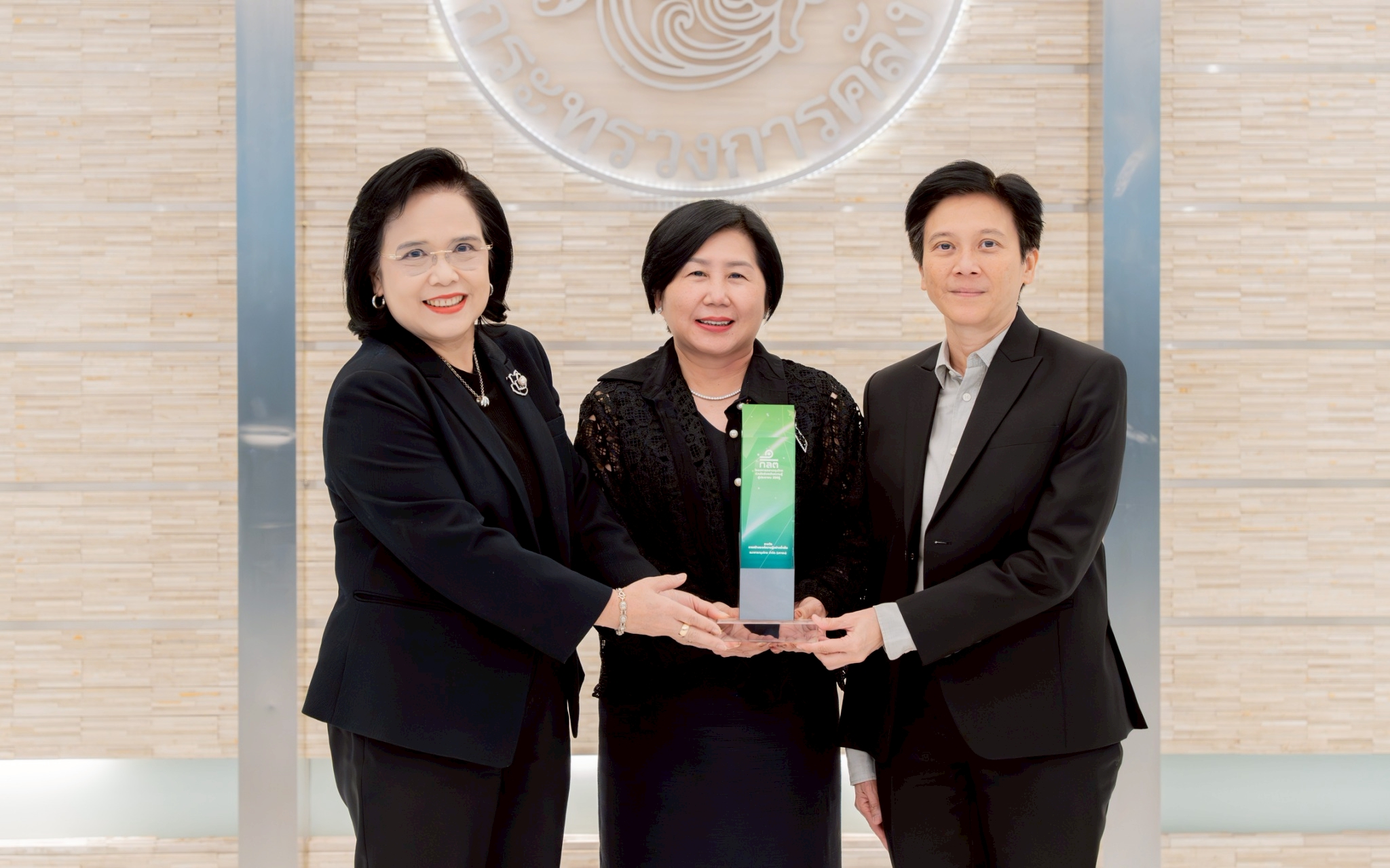 นางสาวสุมาลี  สถิตชัยเจริญ รองผู้อำนวยการสำนักงานเศรษฐกิจการคลัง (สศค.) พร้อมด...