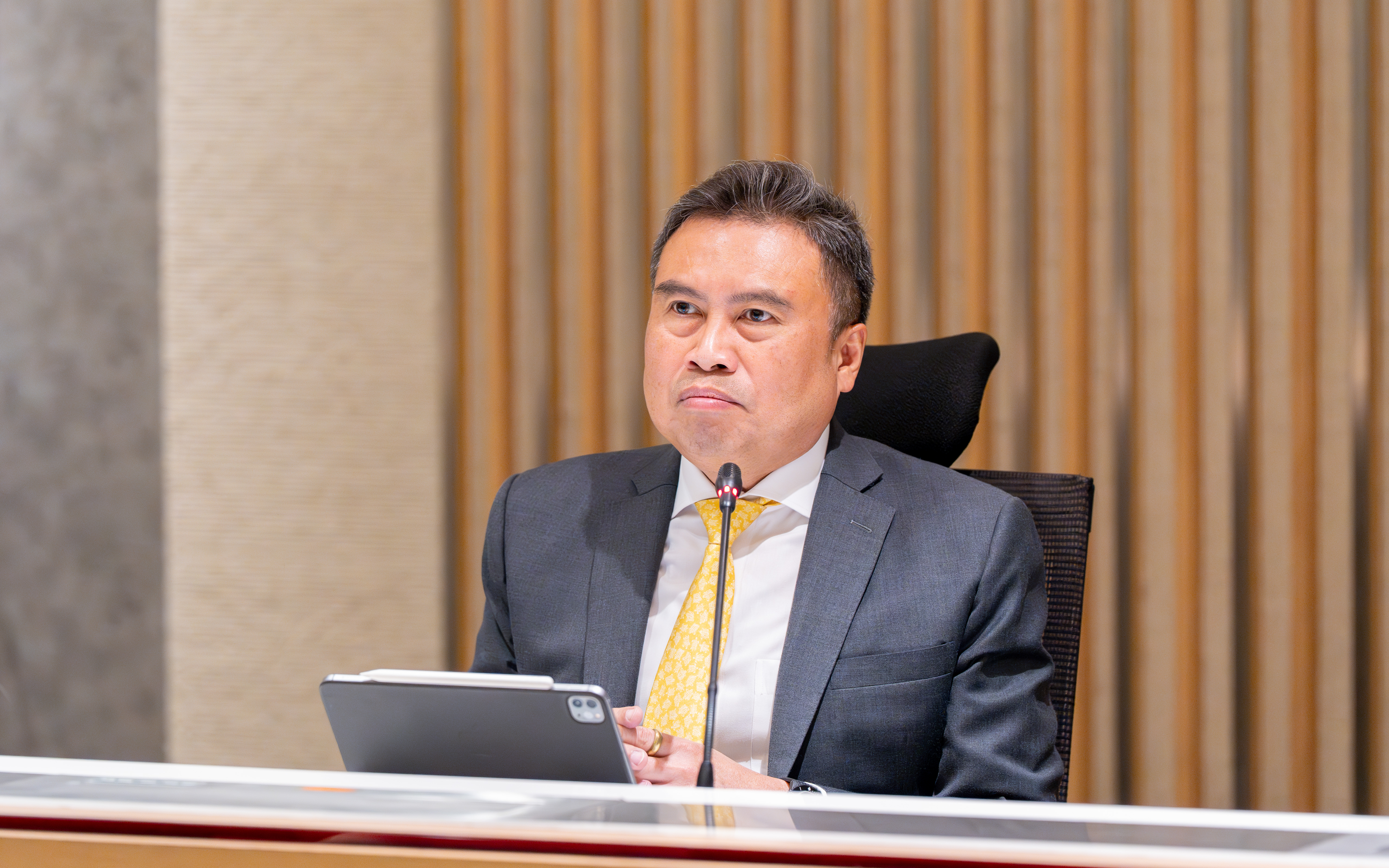นายพรชัย  ฐีระเวช ผู้อำนวยการสำนักงานเศรษฐกิจการคลัง นายพรชัย ฐีระเวช ผู้อำนวยการสำน...