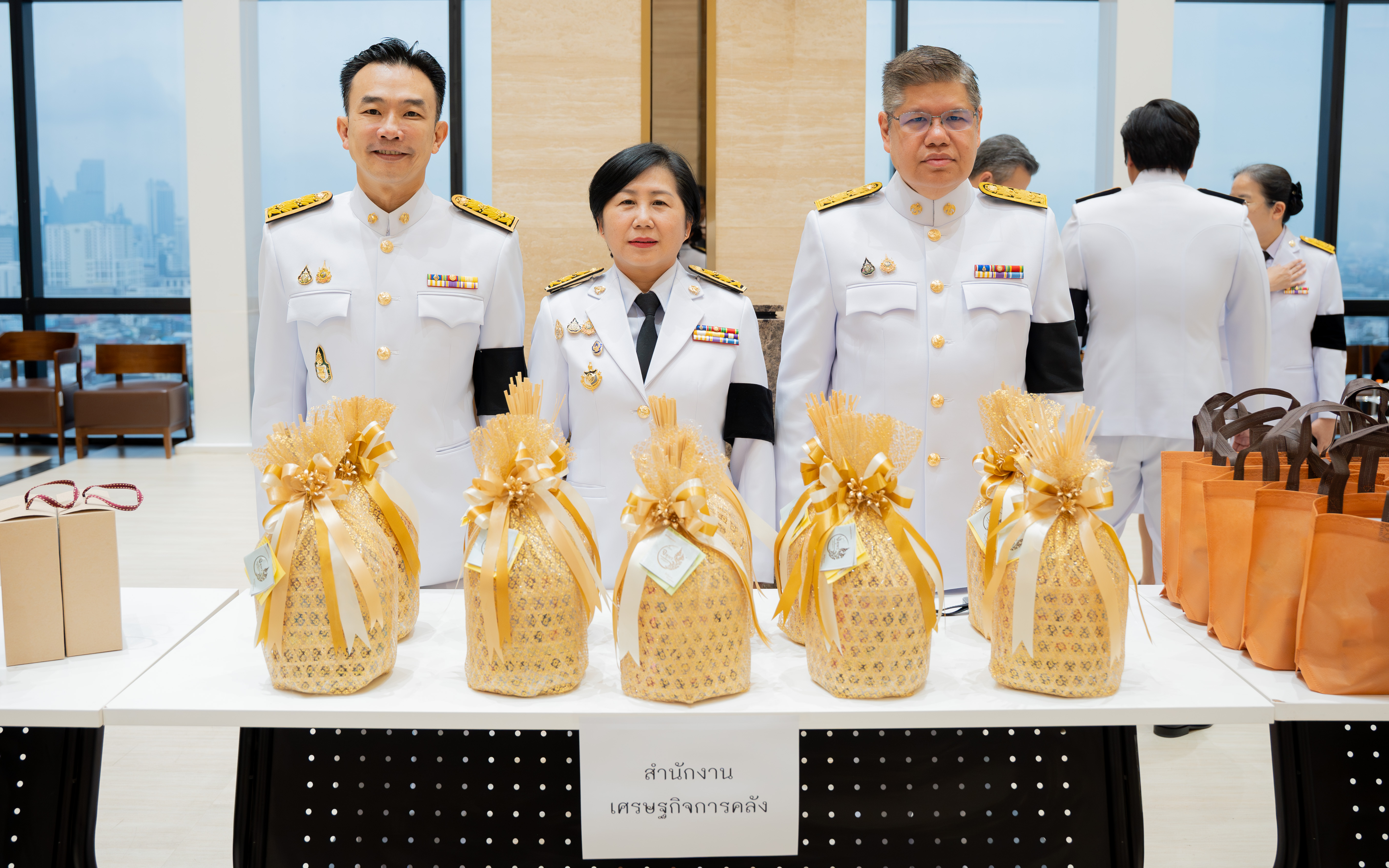 นางสาวสุมาลี สถิตชัยเจริญ รองผู้อำนวยการสำนักงานเศรษฐกิจการคลัง พร้อมด้วยนายฤทธ...