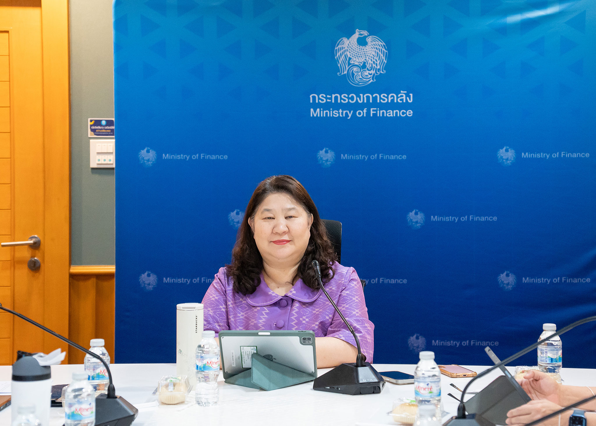 นางสาวสภัทร์พร ธรรมาภรณ์พิลาศ ที่ปรึกษาด้านเศรษฐกิจการเงิน สำนักงานเศรษฐกิจการคลัง เป...